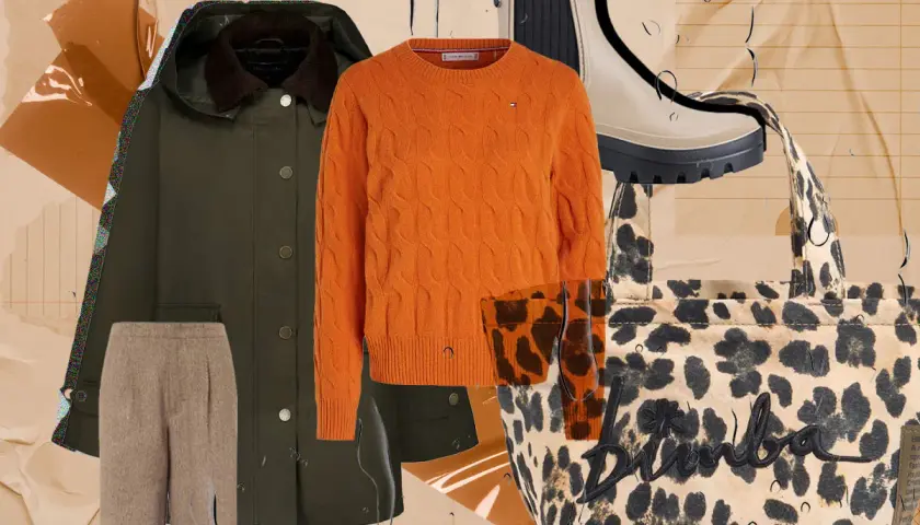 Conjunto de outfit lluvia mujer: parka verde, jersey naranja, pantalones beige, botas y bolso estampado leopardo.