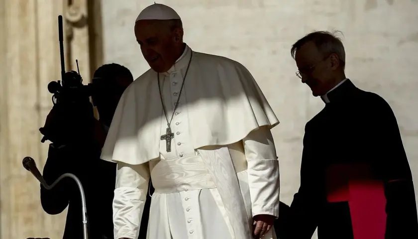 Papst Franziskus, der sich gegen Abtreibung ausspricht, geht mit einem Begleiter.
