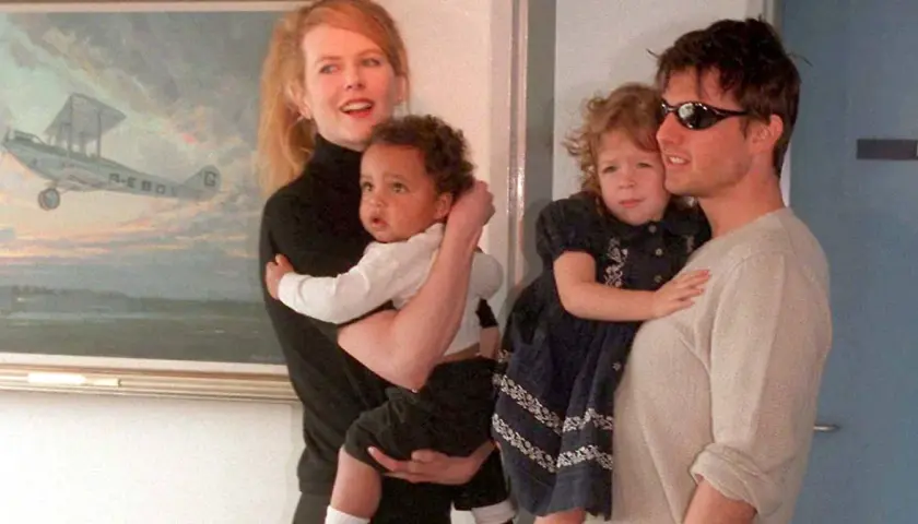 Nicole Kidman i Tom Cruise z dwójką dzieci. W tle obraz z samolotem.