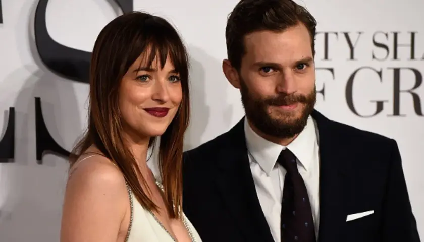 Dakota Johnson i Jamie Dornan, gwiazdy "50 twarzy Greya 4", pozują do zdjęć.