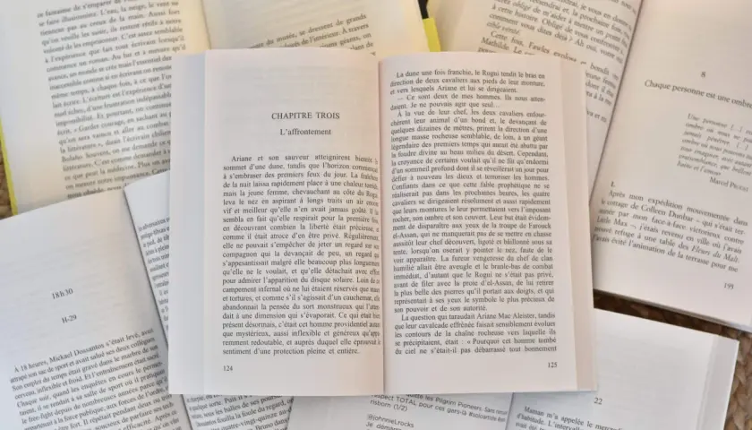 Un manuscrit ouvert, avec des pages remplies de texte. L'une des pages mentionne "protéger son manuscrit", suggérant un thème de préservation ou de création littéraire.