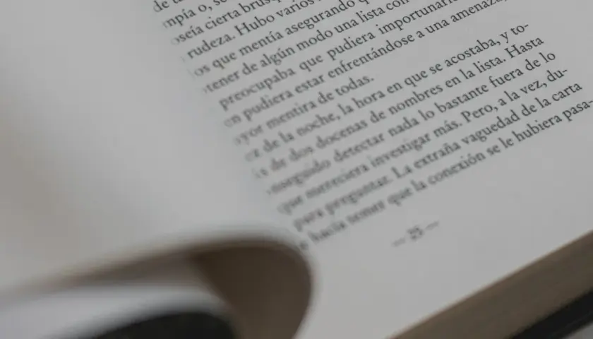 En bok med text om hur man skriver en deckare. Sidan har en sidnumrering på -25-.