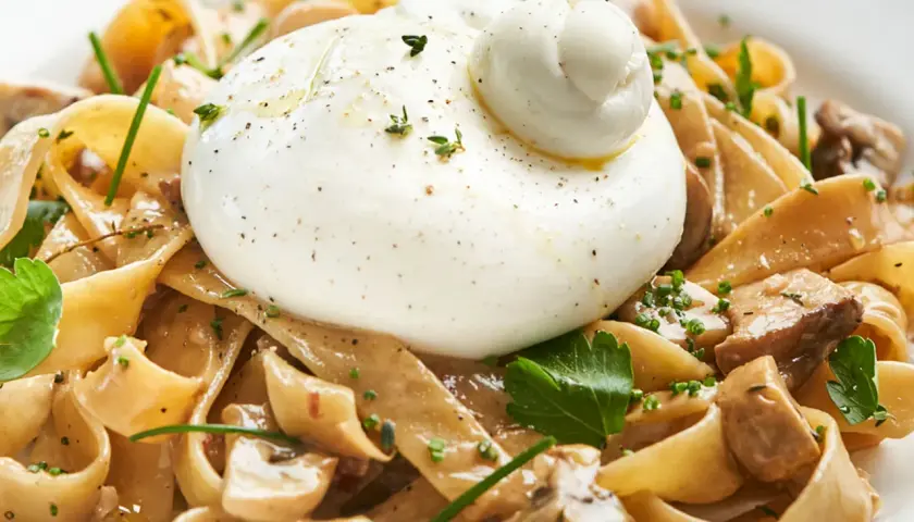 Pasta con burrata y champiñones, un plato cremoso y delicioso.