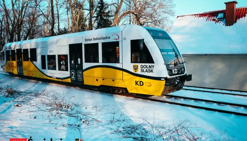 Pociąg Kolei Dolnośląskich na trasie Świdnica-Dzierżoniów, zimowy krajobraz.