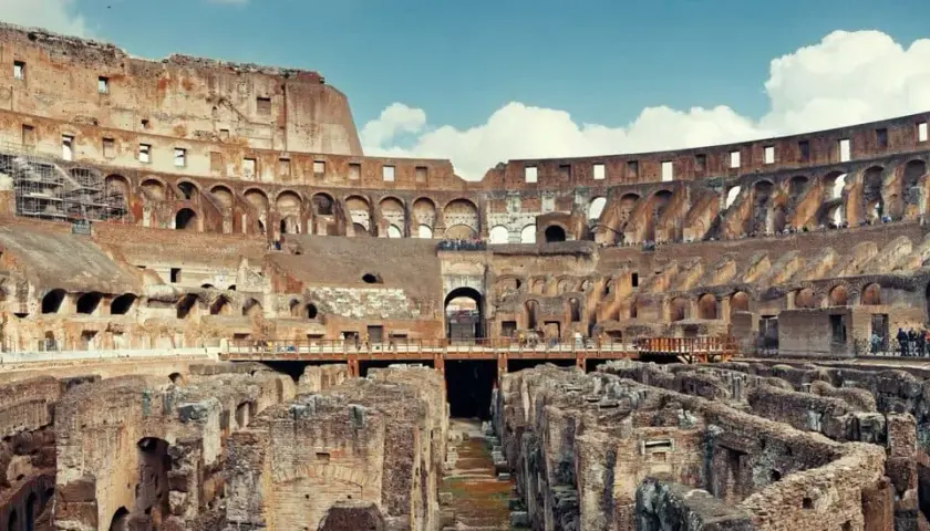 Interno del Colosseo, con le rovine che suggeriscono la grande distanza tra il Circo Massimo e questo anfiteatro.