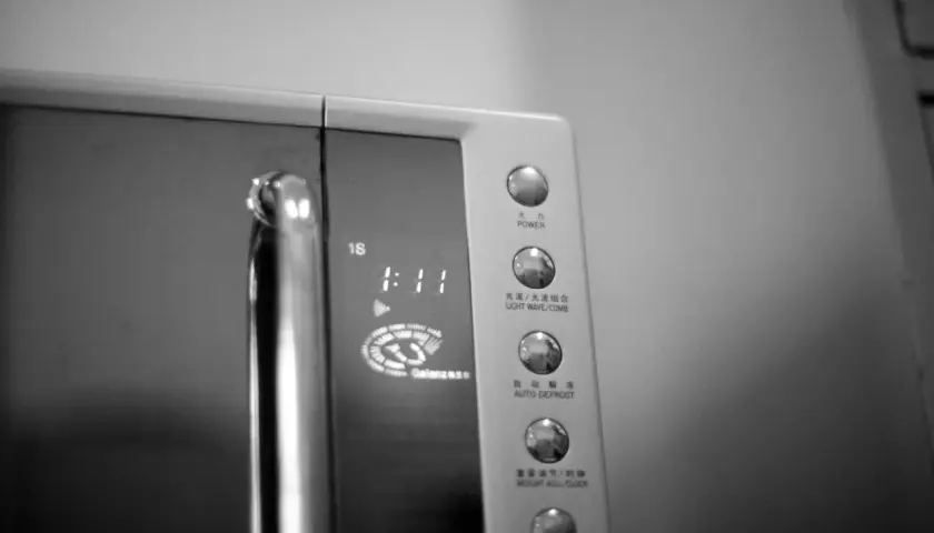 Panel sterowania mikrofalówki z przyciskiem "AUTO DEFROST" – idealny, by dowiedzieć się, jak rozmrozić pierś z kurczaka w mikrofali.