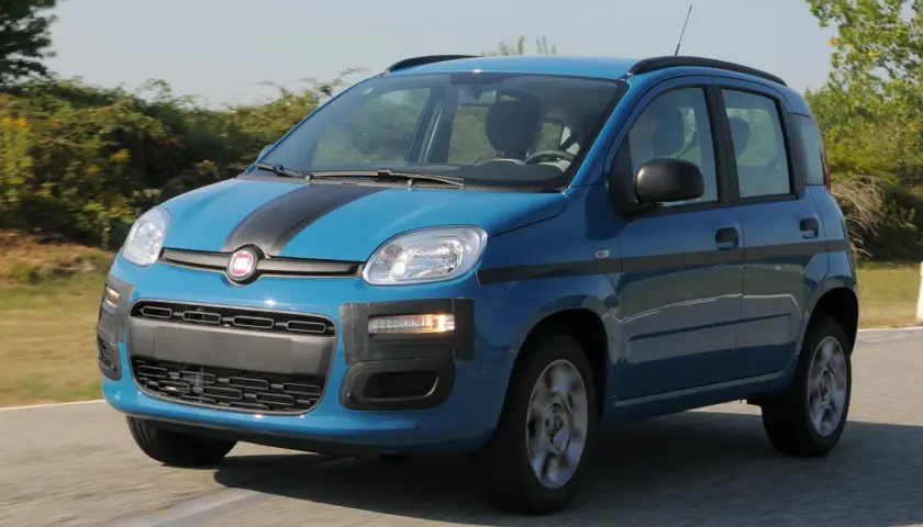 Fiat Panda Natural Power blu con strisce nere, in movimento su strada.