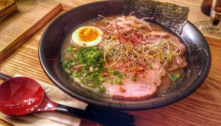 Ile kosztuje ramen w Polsce? Restauracja czy dom co się opłaca?