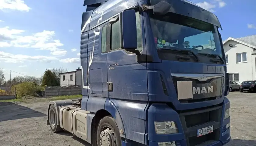 Ciągnik siodłowy pojemność baku – porównanie modeli i ich wydajność