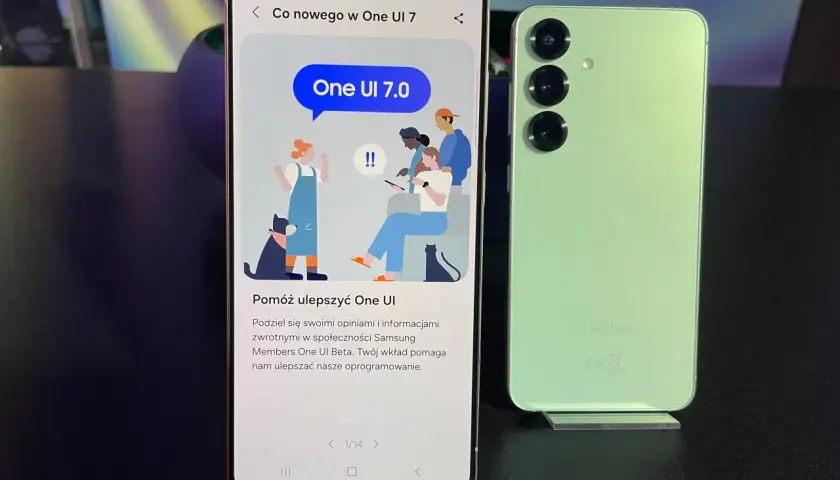 Jasny zielony Samsung obok telefonu z ekranem pokazującym "Co nowego w One UI 7.0".