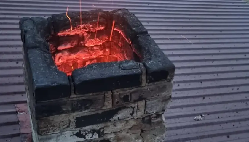 Piec rozgrzany do czerwoności, iskry lecą z komina. Pożar sadzy co robić? Wezwij straż pożarną!