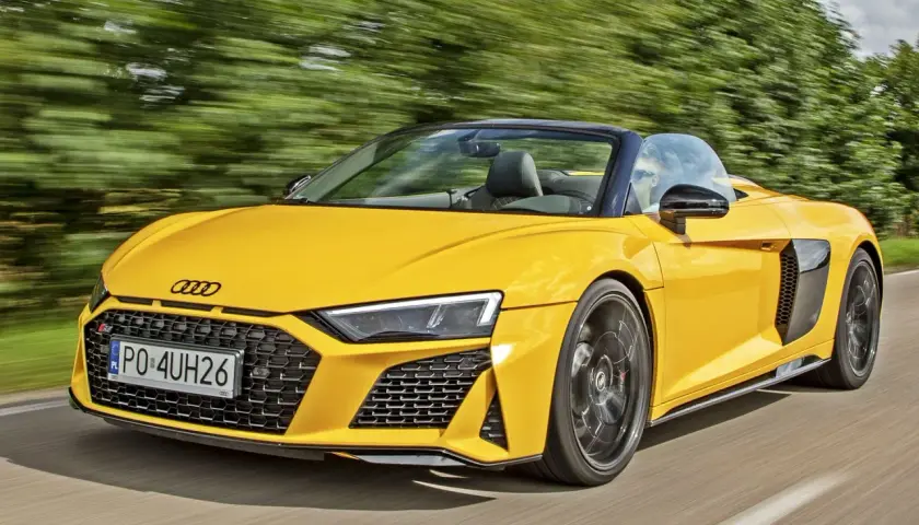 Żółte Audi R8 Spyder w ruchu. Sprawdź aktualną audi r8 cena i poczuj moc.