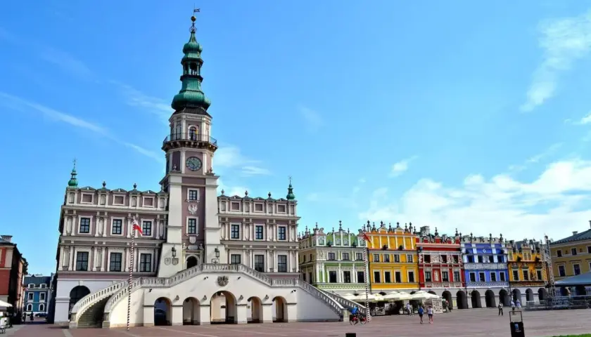 Zamość, jeden z najpiękniejszych miast w Polsce, zachwyca renesansowym ratuszem i kolorowymi kamienicami na Rynku Wielkim.