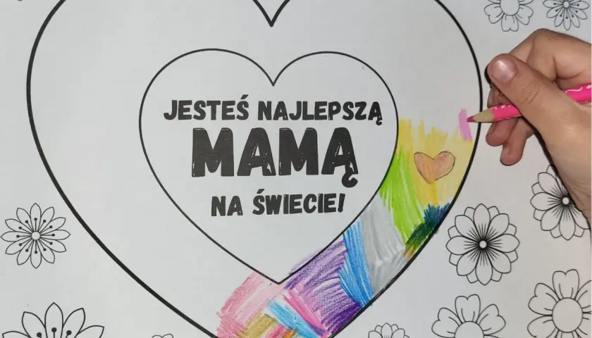 Kolorowanka dla mamy z sercem i napisem "Jesteś najlepszą mamą na świecie!". Dziecko koloruje serduszko i tęczę.