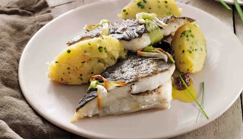 Rombo al forno con purè di patate e erbe aromatiche, un piatto raffinato e gustoso.