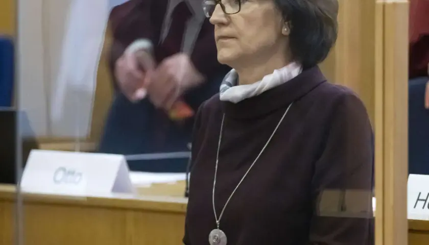 Frau mit Brille und Kette im Gerichtssaal, möglicherweise die stephan ernst ehefrau, blickt nachdenklich.