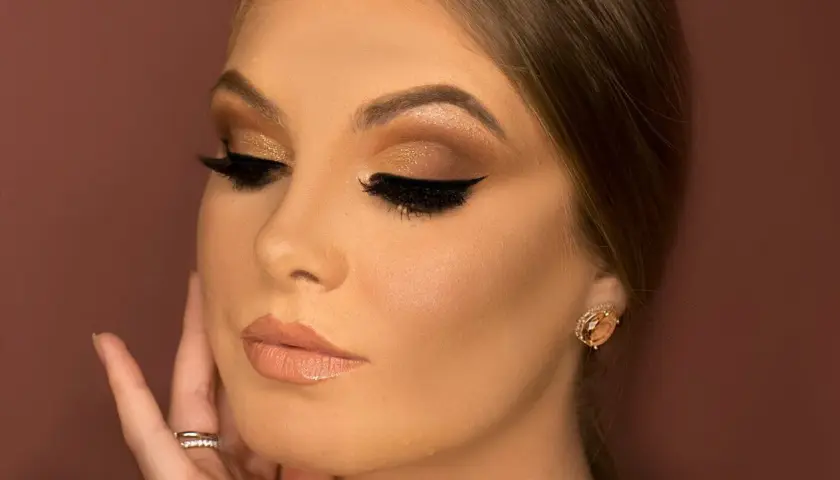 Kobieta z makijażem oczu w stylu microblading a metoda piórkowa, błyszczące powieki, kreska i sztuczne rzęsy.