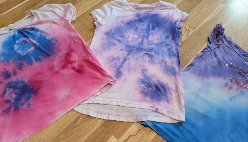 Batik-Shirts in Rosa, Lila und Blau, perfekt zum Batiken mit Kindern. Jedes Stück ein Unikat!