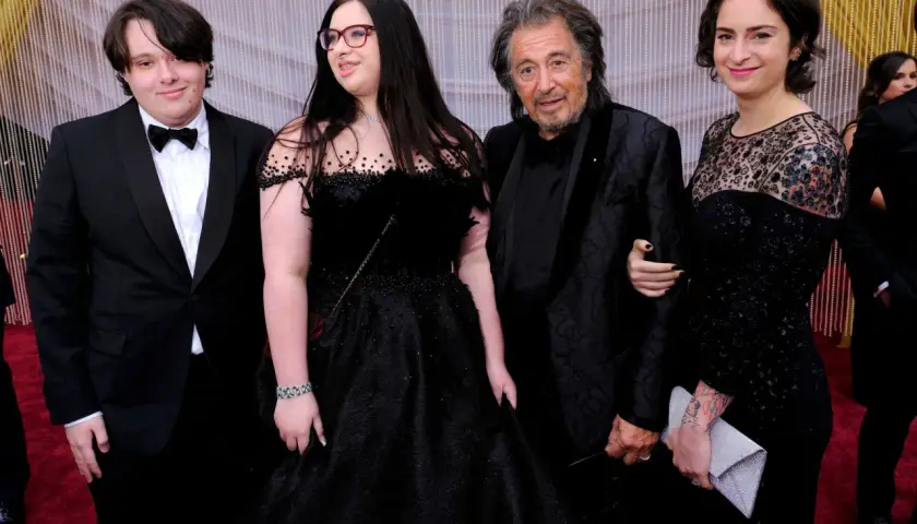 Al Pacino z dziećmi na czerwonym dywanie.