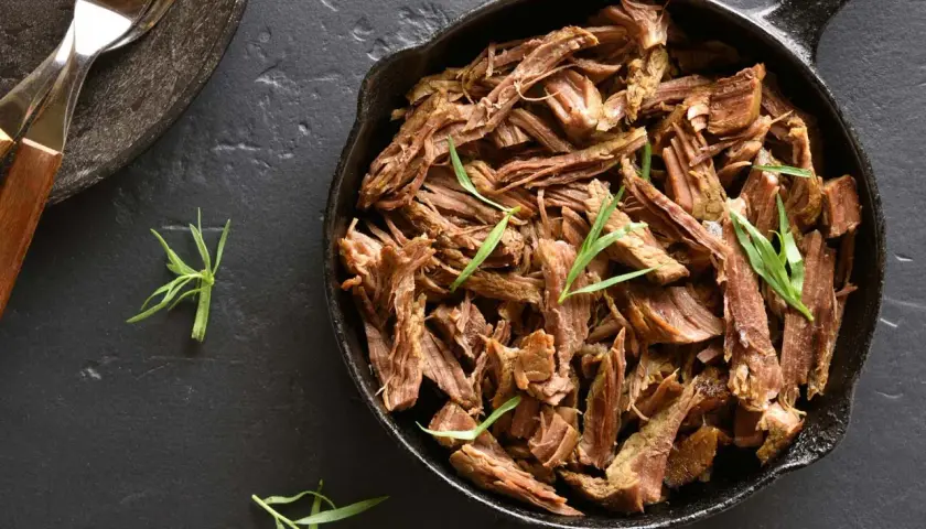Najlepsza szarpana wieprzowina w żeliwnej patelni, gotowa do podania. Aromatyczna i soczysta.
