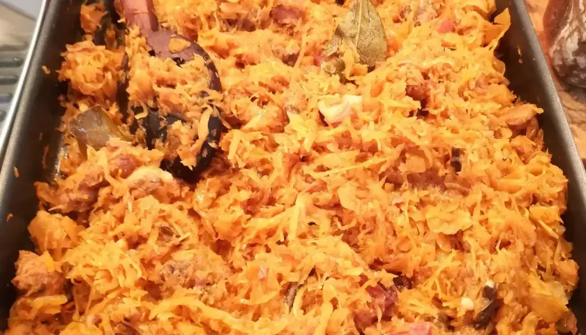 Tradycyjny polski bigos, przygotowany według przepisów mistrzów, kusi aromatem i bogactwem smaku. Idealny na rodzinne spotkania.