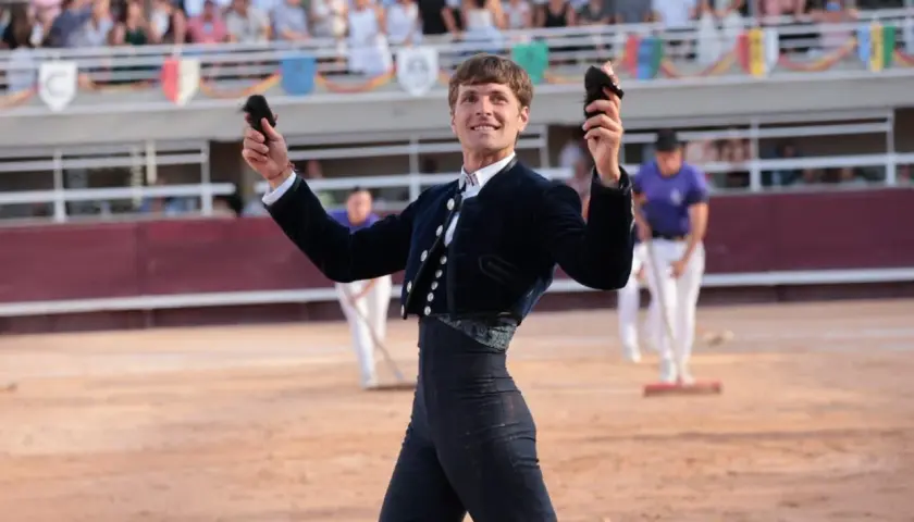 Torero sonriente en la plaza, con las banderillas en alto. Julio de la Puerta, en plena faena de ganadería.