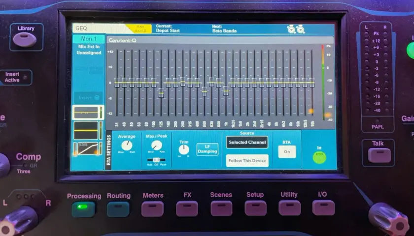 Allen & Heath SQ-5 Mischpult mit EQ-Einstellungen. Die Regler zeigen eine Einstellung, die auf eine hohe Impedanz hindeutet, um den Klang zu formen.
