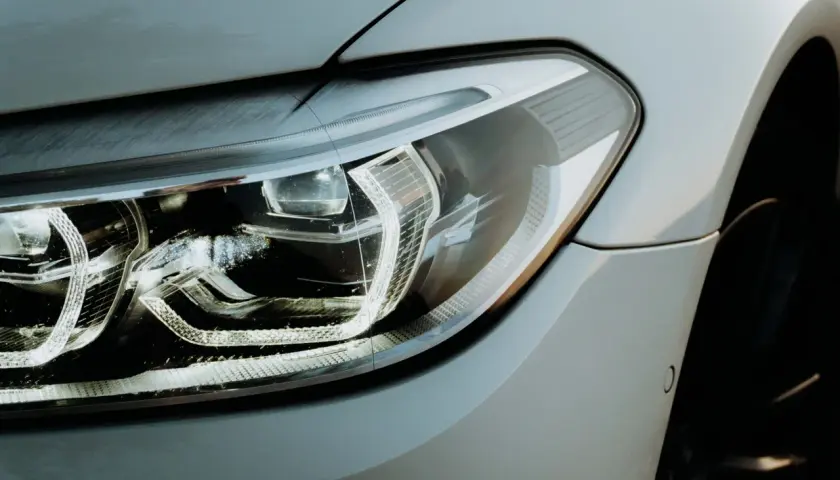 Nowoczesny reflektor BMW z technologią LED. Czy żarówki postojowe led są legalne? To pytanie nurtuje wielu kierowców.