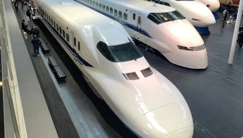 Białe pociągi Shinkansen, symbol prędkość pendolino, stoją obok siebie w muzeum.