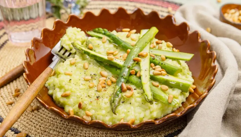 Un délicieux risotto aux asperges facile et rapide, garni de pignons de pin croquants.