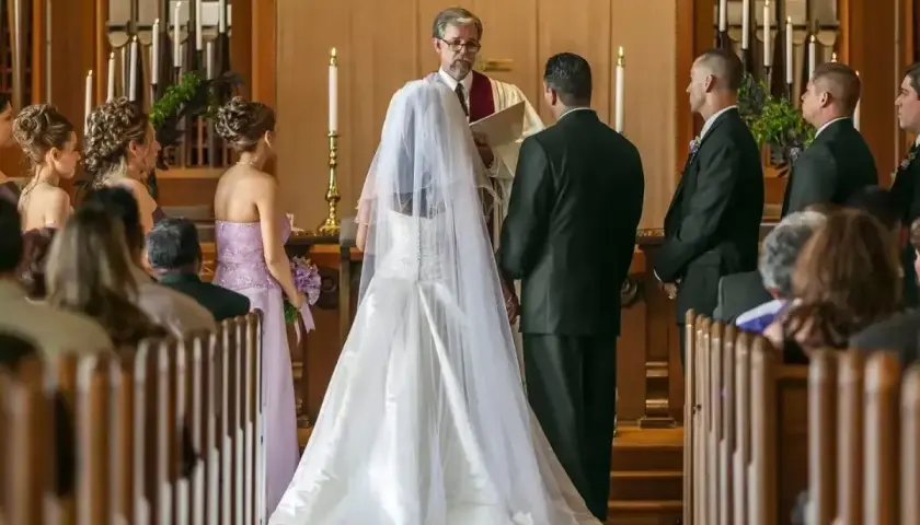 Ślub w kościele. Panna młoda w welonie, pan młody, ksiądz i świadkowie. Czy świadek musi mieć bierzmowanie?