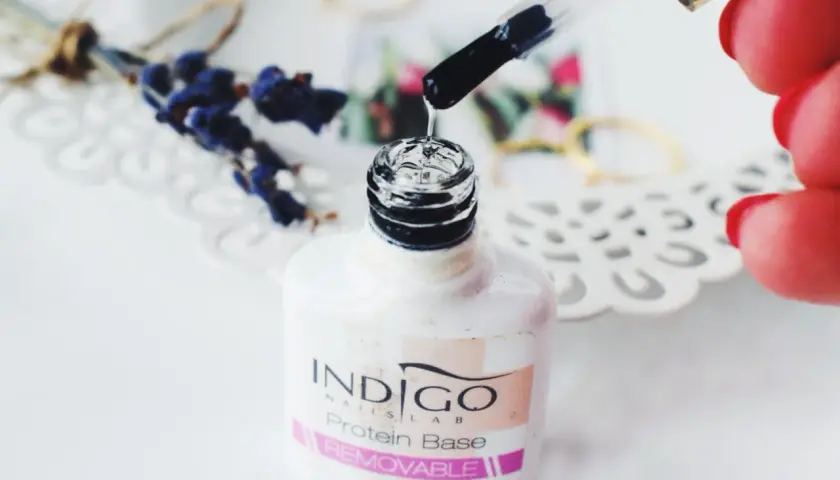 Aplikacja Protein Base Indigo Nails, klucz do pięknego i trwałego manicure proteinowego.