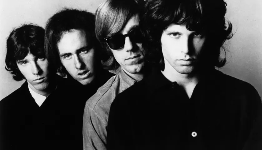 Czterech członków zespołu The Doors pozuje do zdjęcia.