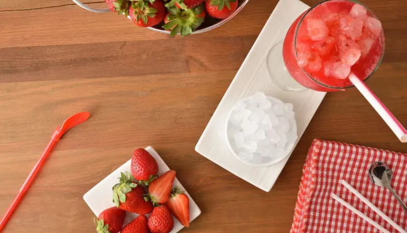 Pyszny drink z mrożonych truskawek i wódki, który zachwyci gości
