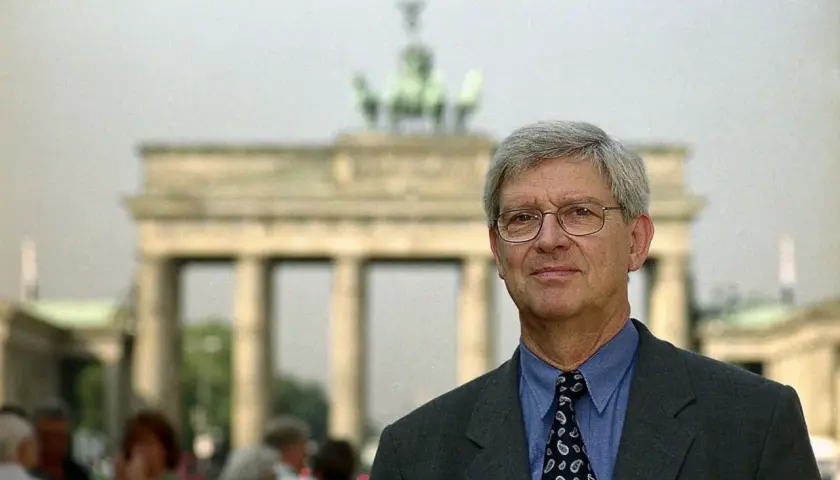 Joachim Jauer vor dem Brandenburger Tor in Berlin.