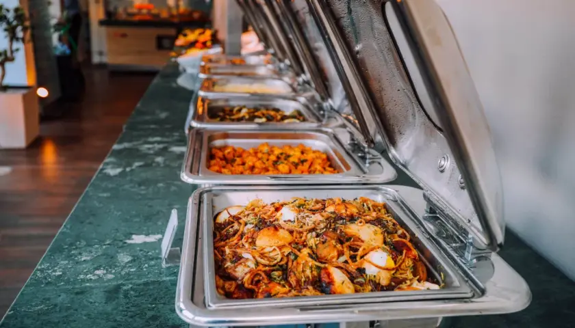 Buffet de plats chauds, une organisation de repas qui apporte variété et saveurs.