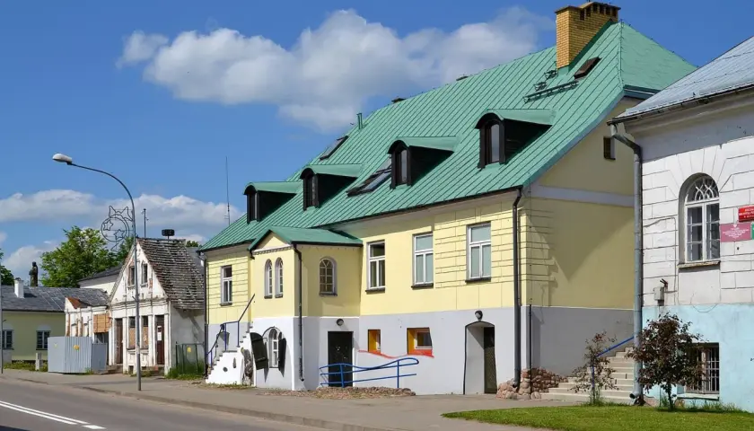 Kolorowe kamienice i zabytkowe budynki tworzą urokliwy krajobraz, zachęcając do odkrywania sejny atrakcje.