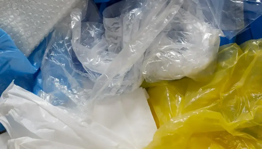 Stosy folii, w tym folia bąbelkowa, białe i żółte worki. To wszystko polietylen, co to za materiał?