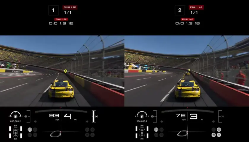 Zwei Ansichten im Gran Turismo 7 Split Screen Modus: Gelbe Sportwagen auf einer Rennstrecke, letzter Umlauf.