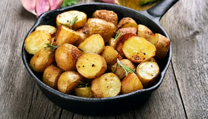 Papas al horno doradas y crujientes, perfectas para acompañar cualquier plato. ¡Una de las mejores papas al horno recetas!
