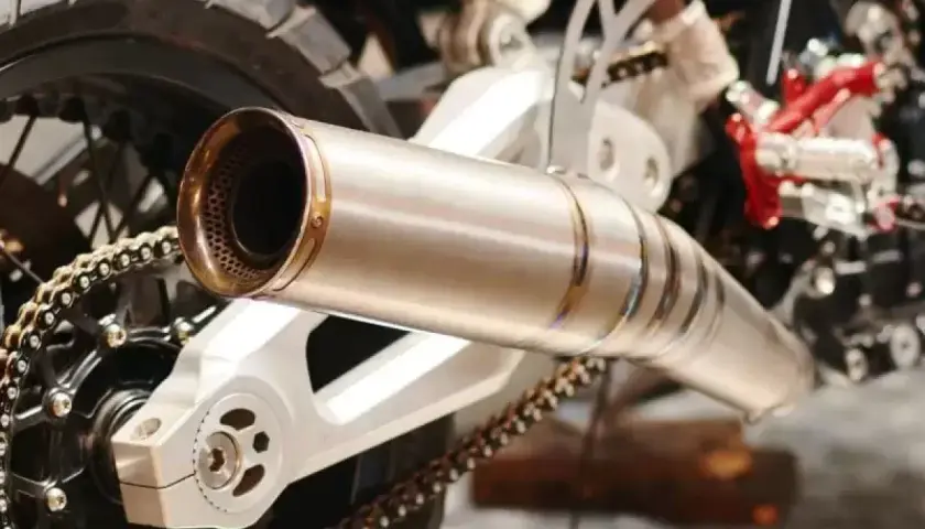 Detalle de escape de moto. Para saber si un escape está homologado, busca marcas o sellos en el propio escape.