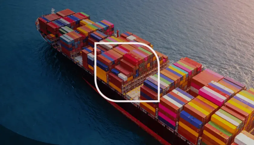 Frachtschiff mit bunten Containern auf dem Meer, ein Beispiel für intermodale Transportlösungen.