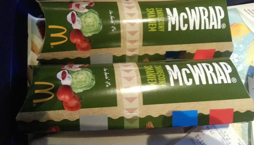 Dwa McWrap bekon deluxe, każdy z soczystym bekonem, świeżą sałatą i pomidorami. Idealna cena za ten smak!