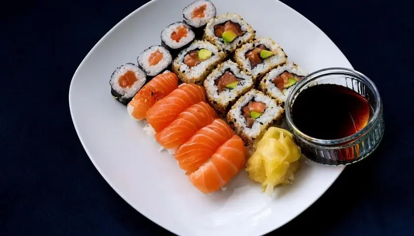 Ile sushi na osobę? Zamów idealną ilość i uniknij błędów!