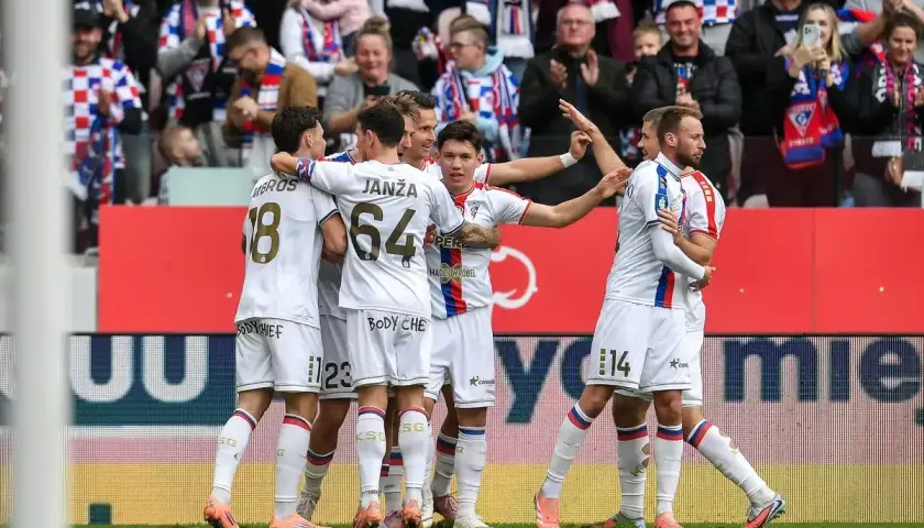 Piłkarze Górnika Zabrze świętują bramkę. Kibice na trybunach, dyskusje o górnik zabrze plotki transferowe.