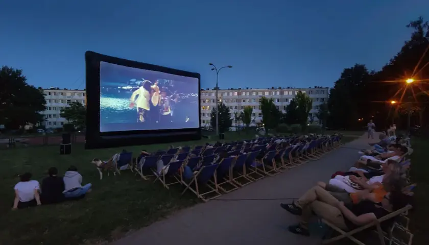 Jak zabezpieczyć elewację kina plenerowego do seansu filmów z Vider