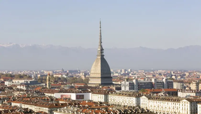 Widok na miasto z Mole Antonelliana w tle, idealne miejsce na pobyt w hotelu Torino.
