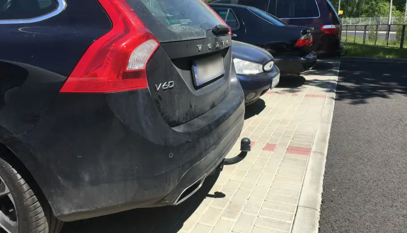 Czarny Volvo V60 z zamontowanym hakiem. Zastanawiasz się, ile kosztuje legalizacja haka w samochodzie?