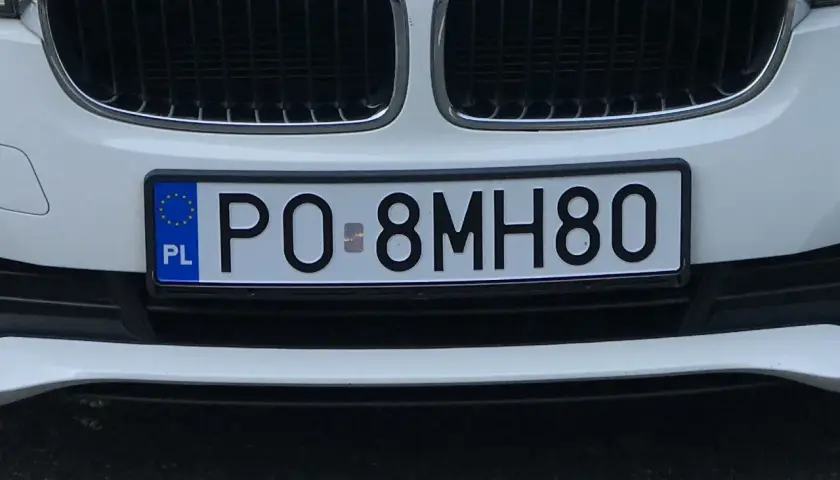 Co to za rejestracja? Biała tablica z niebieskim symbolem UE i literami "PL" oraz numerem "PO 8MH80".