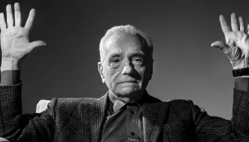 Martin Scorsese, mistrz kina, z uniesionymi dłońmi. Jego filmy to arcydzieła.